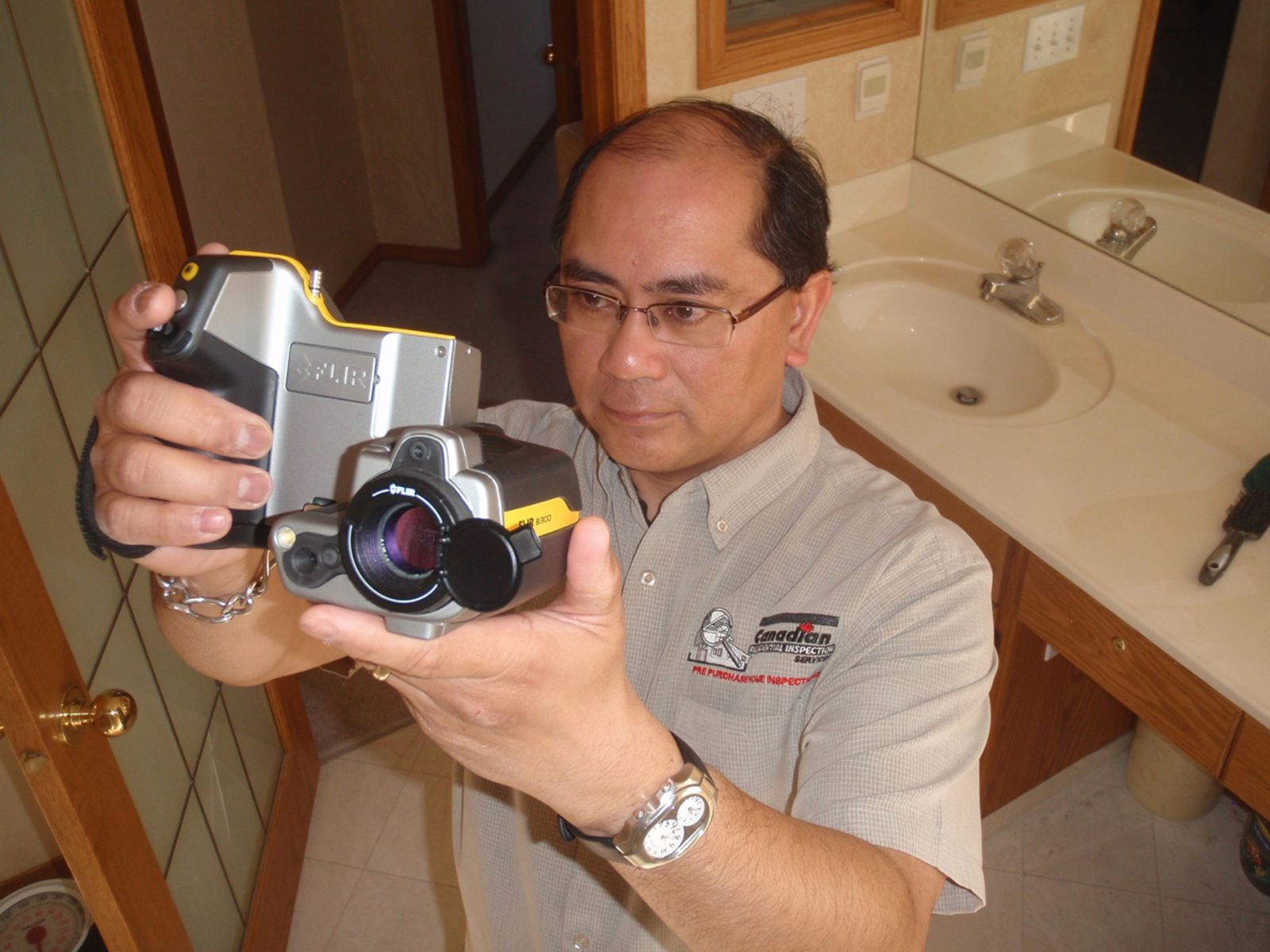home-inspector-with-thermal-camera